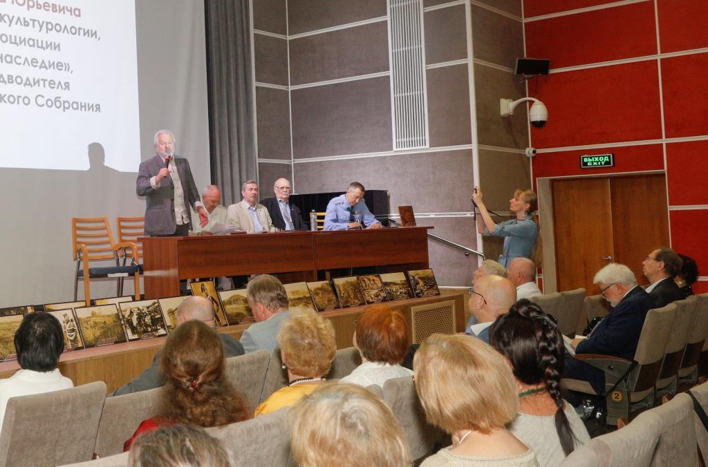 Фотография: Организаторы и участники конференции о Крымской войне