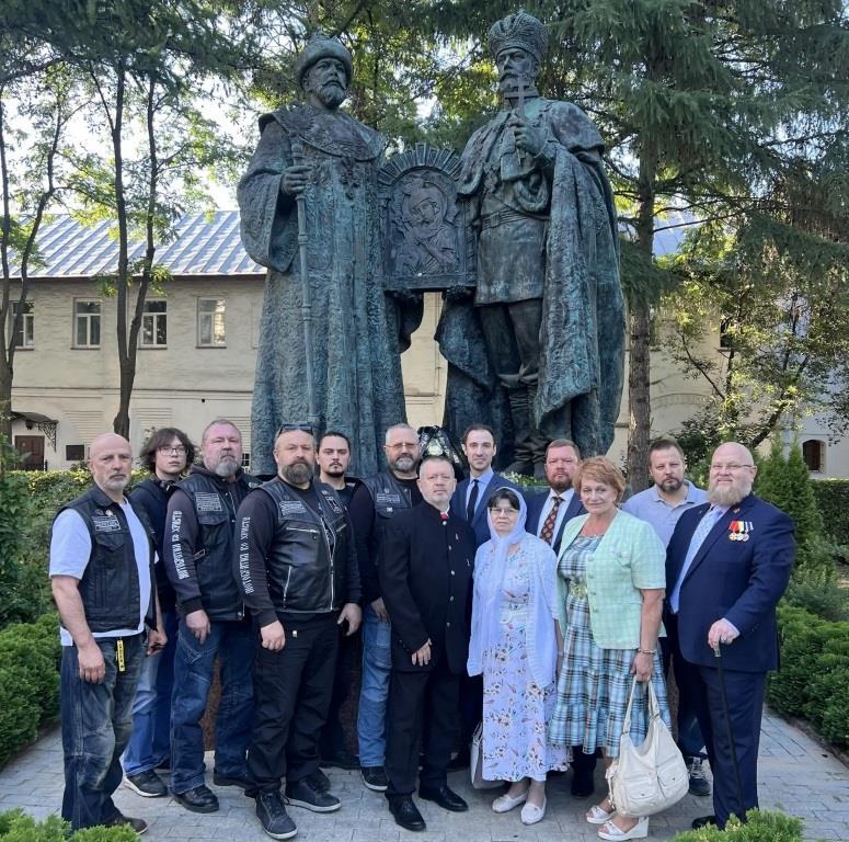 Иллюстрация к публикации «Возложение цветов к памятнику Царю-страстотерпцу Николаю Александровичу и первому Царю из династии Романовых Михаилу Фёдоровичу»